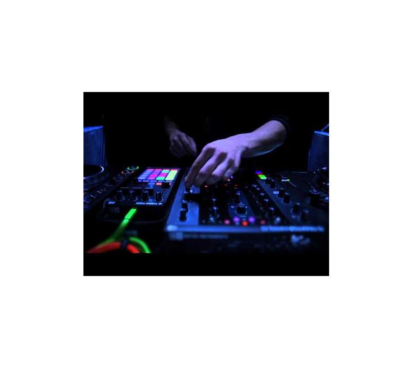 Native Instruments Traktor Kontrol Z2 DJ Mixer and Controller DJ